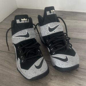 Nike Kids Black and Gray Speckled Sneakers